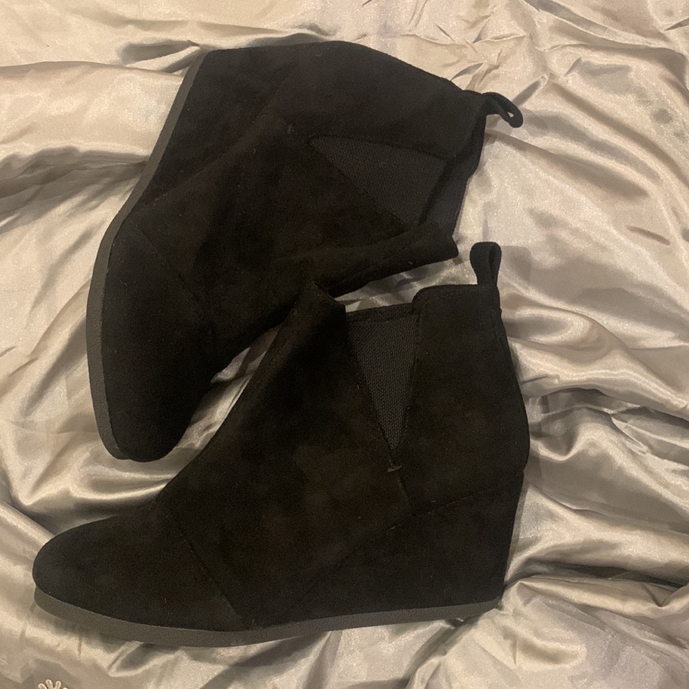 🌹DUNES ZOEY Wedges • Beautiful Black Faux Suede Wedge Booties •